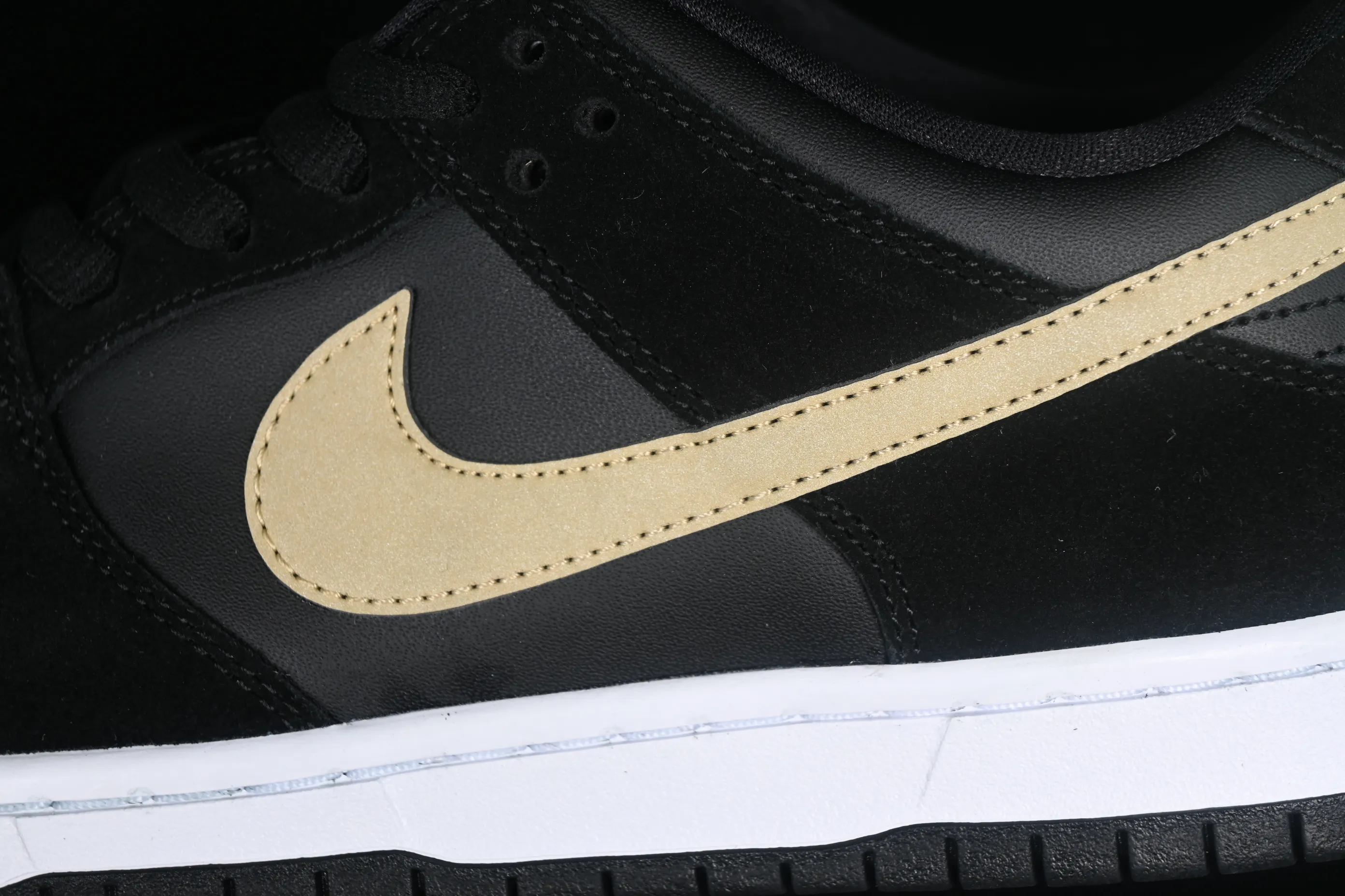 All categories Nk SB Dunk series Nk SB Dunk Low low-top sneakers K version Nk SB Dunk Low black and white gold dunk series low-top casual sports skateboard shoes BQ6817-002